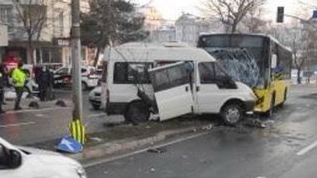 İETT otobüsüyle minibüs çarpıştı: 7 yaralı